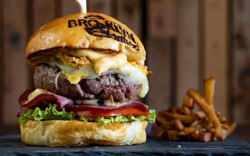 burger dégoulinant frites